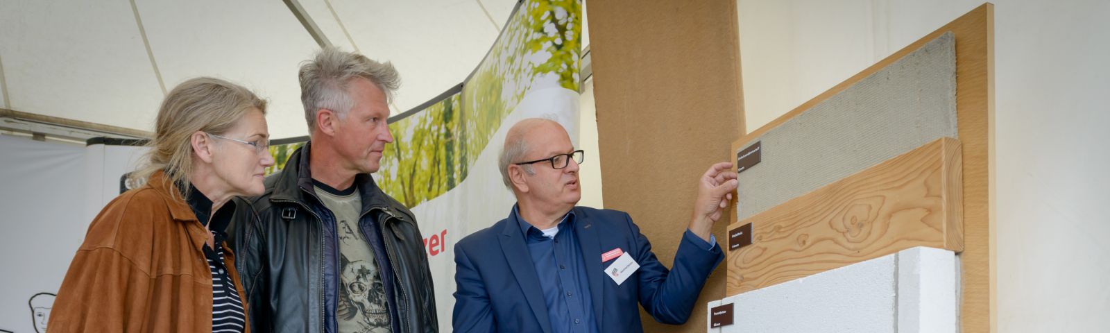 Beratung am Exponat zur Außenwanddämmung